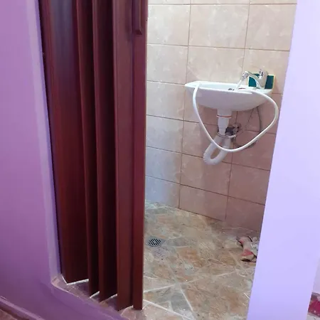 самостоятелна малка דירה וארנה